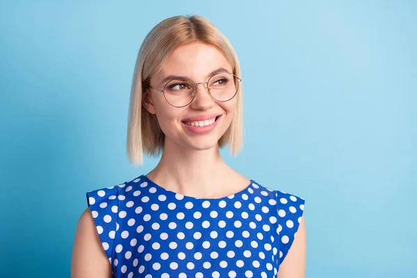 Foto van jong aantrekkelijk meisje gelukkig positief glimlach kijken leeg ruimte slijtage bril geïsoleerd over blauwe kleur achtergrond — Stockfoto