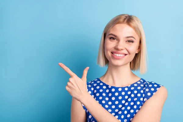Zdjęcie młodej atrakcyjnej dziewczyny szczęśliwy pozytywny uśmiech punkt palec pusty przestrzeń reklama doradzić wybrać izolowane nad niebieskim tle koloru — Zdjęcie stockowe