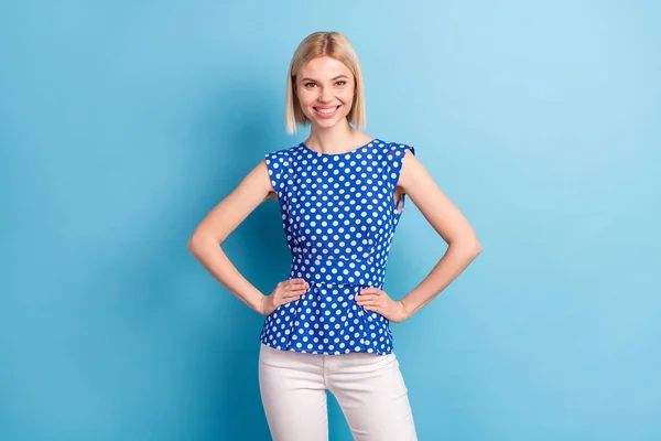 Foto de chica atractiva joven feliz sonrisa dentada positiva pelo rubio aislado sobre fondo de color azul — Foto de Stock