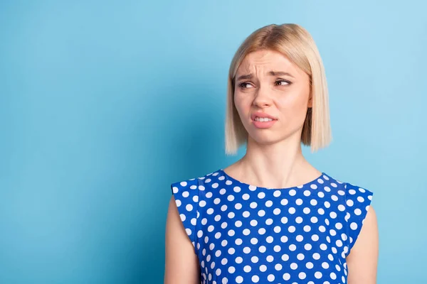 Foto di giovane ragazza infelice smorfia negativa antipatia disgusto guardare lo spazio vuoto isolato su sfondo di colore blu — Foto Stock