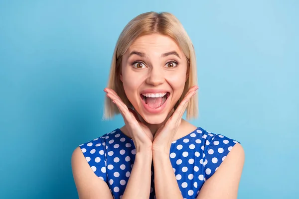 Foto van jong vrolijk meisje gelukkig positief glimlach verbaasd geschokt opgewonden geïsoleerd over blauwe kleur achtergrond — Stockfoto