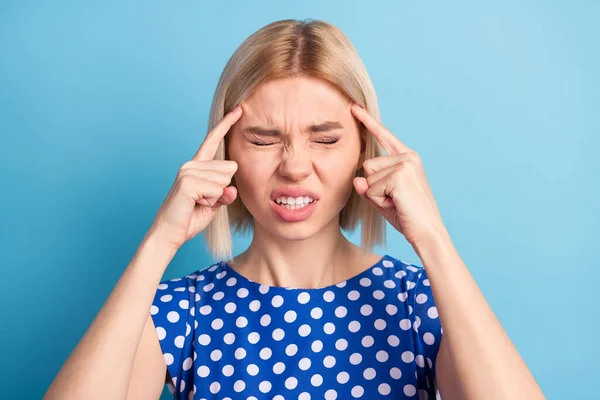 Foto av ung flicka fingrar beröring huvud migrän huvudvärk lider smärta isolerad över blå färg bakgrund — Stockfoto
