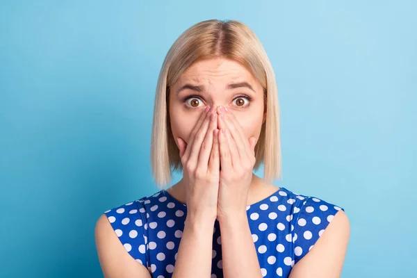 Foto van jong aantrekkelijk meisje cover mond handen ongelukkige negatief bezorgd angstig nerveus falen geïsoleerd over blauwe kleur achtergrond — Stockfoto