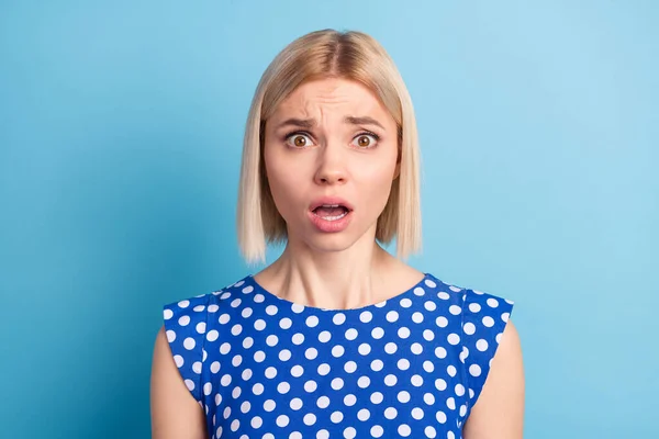 Foto van jong aantrekkelijk meisje ongelukkig verdrietig boos negatief geschokt bezorgd nerveus probleem geïsoleerd over blauwe kleur achtergrond — Stockfoto