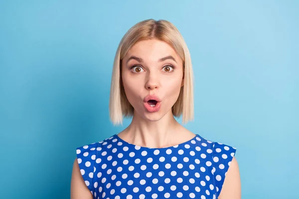 Foto van jong aantrekkelijk meisje verbaasd geschokt verrast nep nieuwheid nieuws geïsoleerd over blauwe kleur achtergrond — Stockfoto