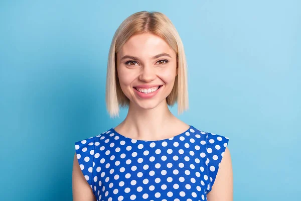 Photo portrait girl with blonde bob hair smiling happy overjoyed wearing dotted outfit isolated pastel blue color background — ストック写真