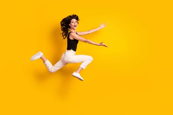 Full längd kropp storlek sida profil foto av kvinna som kör snabbt på möte glada missade vänner isolerade ljus gul färg bakgrund — Stockfoto
