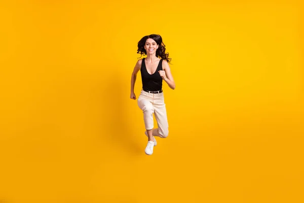 Full längd kropp storlek foto av kvinna hoppar kör snabbt på försäljning ler isolerad ljus gul färg bakgrund — Stockfoto
