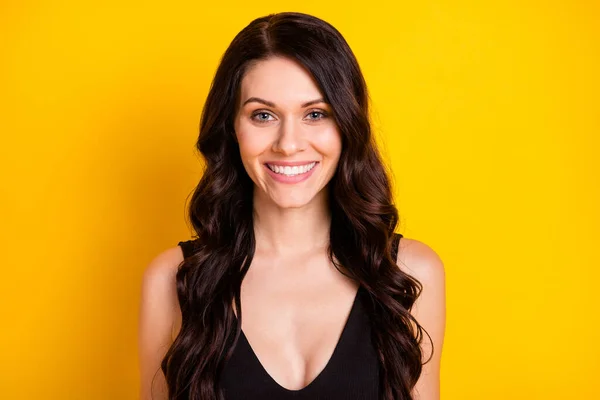 Фото молодой веселой привлекательной женщины счастливая положительная зубастая улыбка стоматология изолированы на желтом фоне цвета — стоковое фото