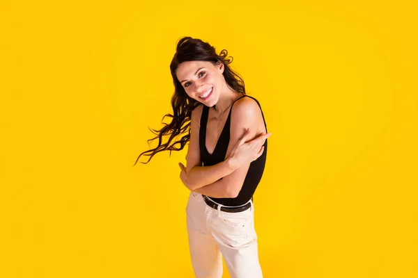 Topo acima de ângulo alto vista foto da menina feliz sorriso abraço abraçar-se isolado sobre o fundo de cor amarela — Fotografia de Stock