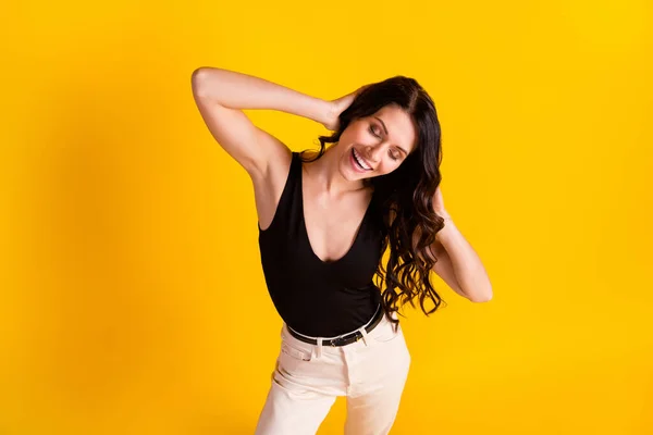 Topo acima de ângulo alto vista foto da menina feliz sorriso desfrutar de notícias shampoo haircare isolado sobre fundo de cor amarela — Fotografia de Stock