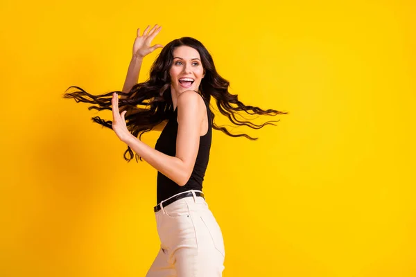 Profil strona zdjęcie młody podekscytowany kobieta szczęśliwy pozytywny uśmiech mucha powietrze włosy izolowane nad żółty kolor tło — Zdjęcie stockowe