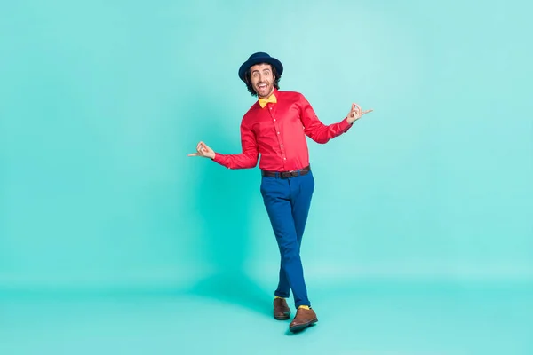 Foto de tamaño completo de feliz positivo funky joven baile caminar dedos usar sombrero aislado sobre fondo de color verde azulado — Foto de Stock