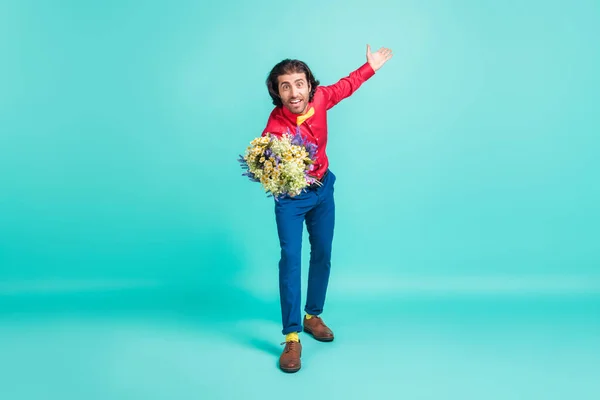 Foto de tamaño completo de joven apuesto caballero divertido funky dar ramo joven aislado sobre fondo de color verde azulado — Foto de Stock