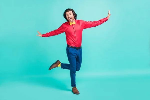 Mutlu heyecanlı funky adam dans fotoğraf tam uzunlukta gülümseme deniz mavisi renk arka planda izole pozitif ruh hali — Stok fotoğraf