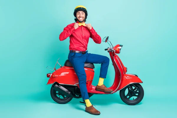 Πλήρης φωτογραφία μεγέθους funky χαμογελαστός όμορφος κύριος κάθονται μοτοποδήλατο προσαρμογή παπιγιόν απομονώνονται σε teal φόντο χρώμα — Φωτογραφία Αρχείου