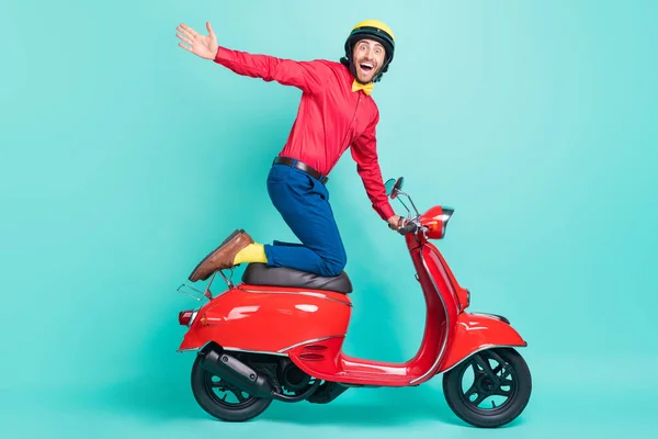 Πλήρες μέγεθος προφίλ πλευρά φωτογραφία του funky χαμογελώντας ακραία νεαρός άνδρας ιππασία μοτοποδήλατο γρήγορη ταχύτητα απομονώνονται σε teal φόντο χρώμα — Φωτογραφία Αρχείου