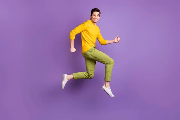 Pleine taille profil côté photo de jeune beau heureux homme positif courir dans l'air isolé sur fond de couleur pourpre — Photo