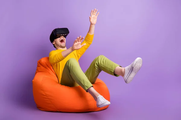 Pełny rozmiar zdjęcie młody szczęśliwy szalony funky zabawny człowiek gry wideo w okulary vr izolowane na fioletowym tle koloru — Zdjęcie stockowe