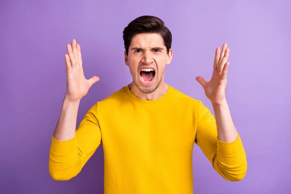 Foto de hombre joven triste triste triste grito grito enojado acusar conflicto problema aislado sobre fondo de color violeta — Foto de Stock