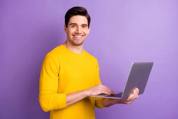 Portret usatysfakcjonowanej młodej osoby zębate dłonie uśmiech trzymać netbook izolowane na fioletowym tle koloru — Zdjęcie stockowe