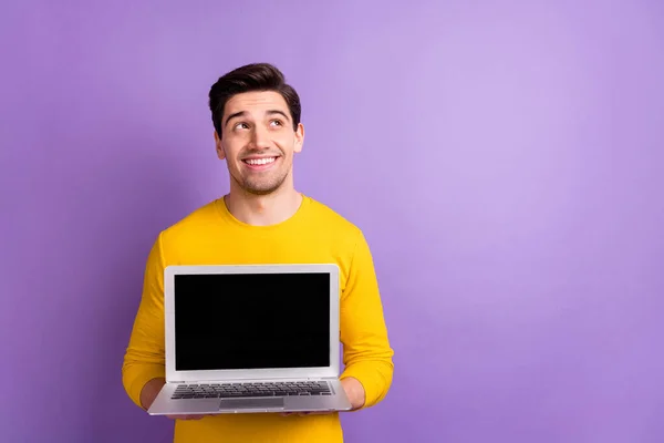 Foto de pessoa positiva braços segurar netbook mostrando exibição olhar espaço vazio isolado no fundo cor violeta — Fotografia de Stock