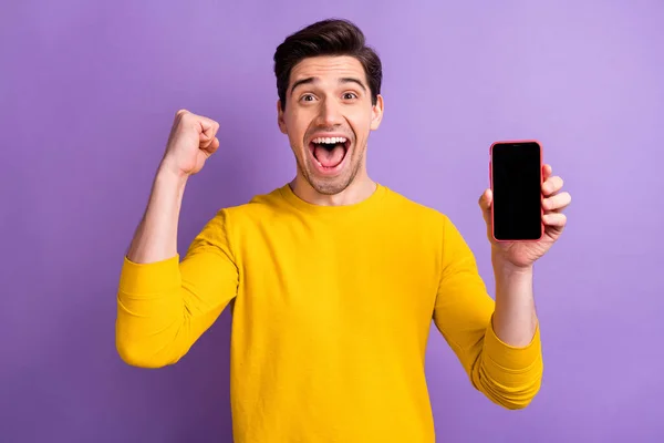 Retrato de chico divertido asombrado puño hasta la boca abierta celebrar espectáculo pantalla aislada sobre fondo de color púrpura — Foto de Stock