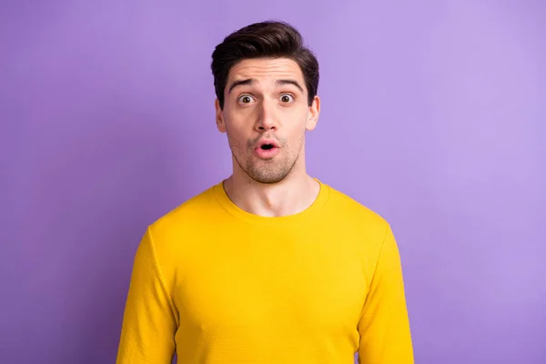 Retrato de una joven sorprendida con la boca abierta mirando fijamente a la cámara aislada sobre fondo de color pastel magenta — Foto de Stock