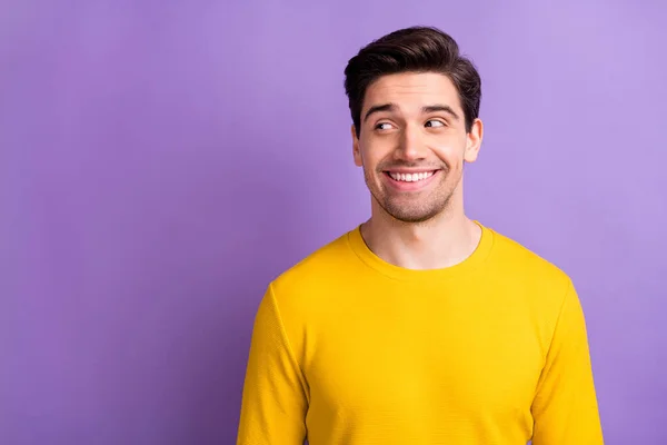 Foto di soddisfatto giovane uomo sorriso dentino look spazio vuoto indossare abito giallo isolato su sfondo di colore viola — Foto Stock