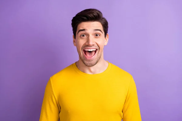 Retrato de joven sorprendido boca abierta no puede creer aislado sobre fondo de color púrpura pastel — Foto de Stock