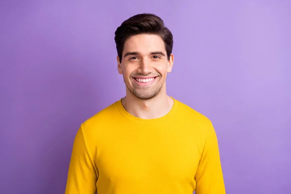 Foto de jovem feliz bom humor positivo sorrindo homem alegre em suéter amarelo isolado no fundo cor violeta — Fotografia de Stock