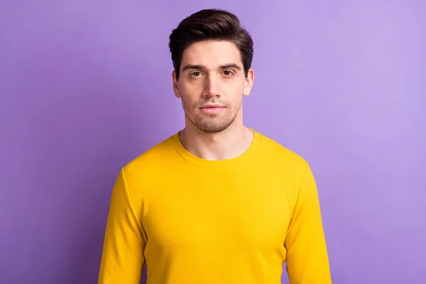 Foto de hombre joven calma sin emociones cara mirando cámara usar ropa amarilla aislado sobre fondo de color magenta — Foto de Stock