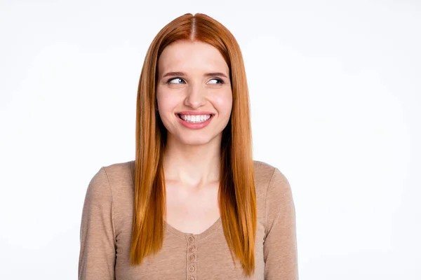 Foto di eccitato divertente redhair donna camicia beige sorridente cercando spazio vuoto isolato sfondo di colore bianco — Foto Stock