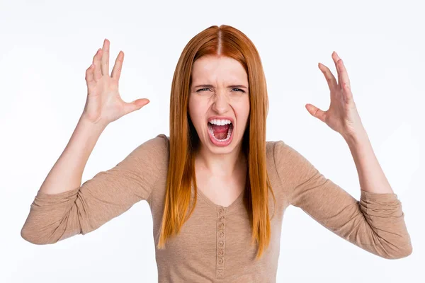 Foto de furioso zangado gengibre senhora desgaste bege camisa crescente braços gritando isolado branco cor fundo — Fotografia de Stock