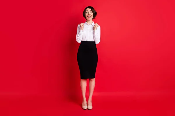 Полный размер тела фото бизнес-женщина жестом, как победитель переполнен радости изолированных ярко-красный цвет фона — стоковое фото