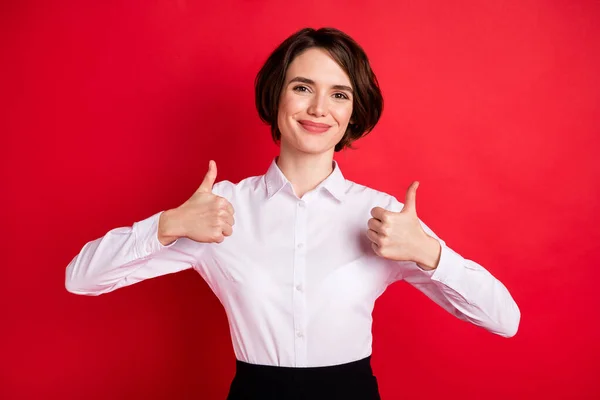 Foto retrato de mulher de negócios feliz vestindo camisa branca mostrando como sinal isolado vívido fundo cor vermelha — Fotografia de Stock