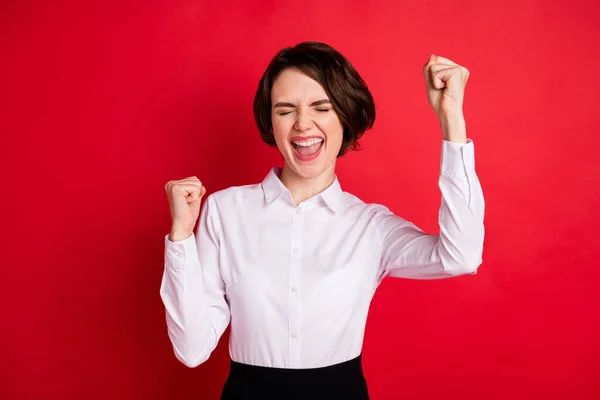 Фотопортрет щасливої ділової жінки щасливий веселий жест як переможець ізольований яскраво-червоний кольоровий фон — стокове фото