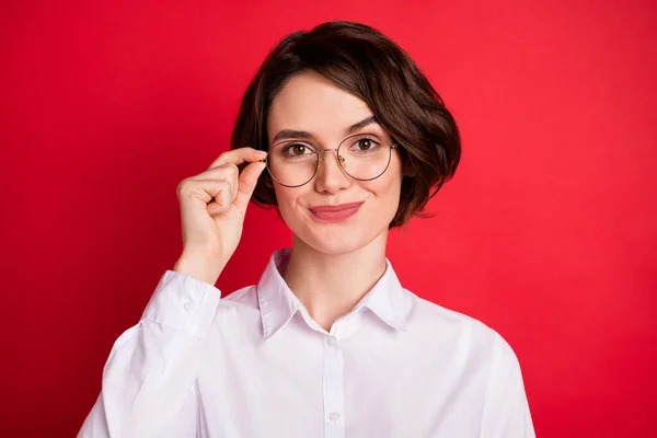 Foto retrato de mulher de negócios inteligente usando óculos camisa branca sorrindo feliz isolado cor vermelha brilhante fundo — Fotografia de Stock