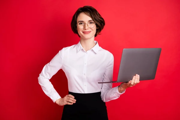 Foto portrét obchodní žena vedení notebook s úsměvem v brýlích izolované jasně červené barvy pozadí — Stock fotografie