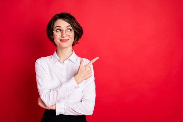 Foto de feliz sonhador encantador menina positiva em óculos olhar copyspace anúncio isolado no fundo de cor vermelha — Fotografia de Stock