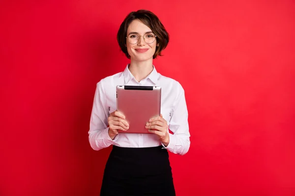 Foto de feliz sorrindo positivo alegre empresária em óculos trabalhando em tablet isolado em fundo de cor vermelha — Fotografia de Stock