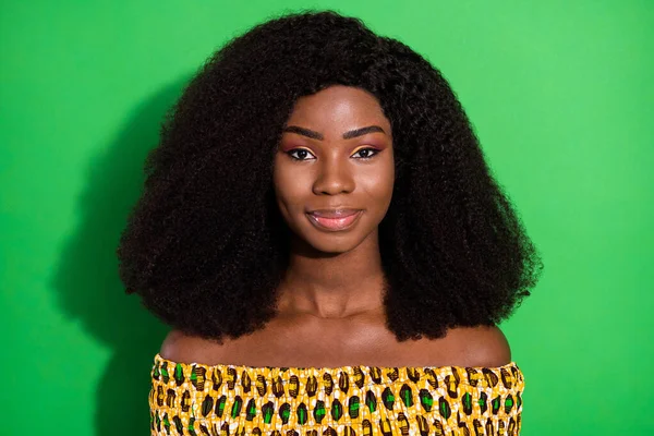 Photo de jeune belle positive souriante gaie fille africaine porter hors épaules chemisier isolé sur fond de couleur verte — Photo