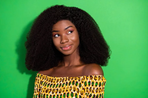 Foto de feliz sonhador sorrindo bela mulher africana deslumbrante olhar copyspace isolado no fundo de cor verde — Fotografia de Stock