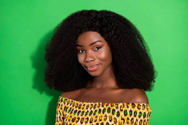 Foto von happy good mood schöne schöne afrikanische Mädchen tragen gelbe Bluse ohne Schultern isoliert auf grünem Hintergrund — Stockfoto