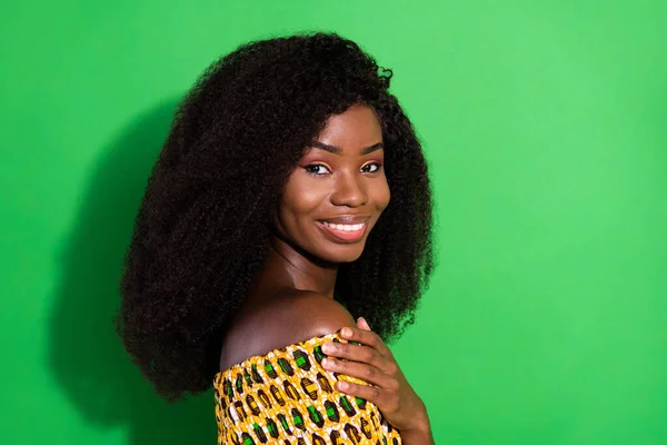 Foto de joven feliz sonriente encantadora positiva afro chica abrazo abrazo a sí misma aislada sobre fondo de color verde — Foto de Stock