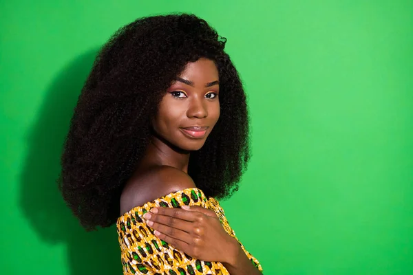Zdjęcie młodego pozytywnego uśmiechu piękne urocze afro dziewczyna przytulić się harmonia odizolowana na zielonym tle koloru — Zdjęcie stockowe