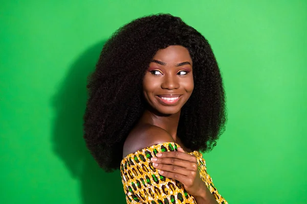 Photo de jeune belle souriante positive joyeuse fille afro rêveuse regarder copyspace isolé sur fond de couleur verte — Photo