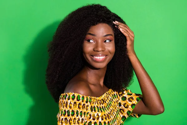 Photo de jeune douce charmante fille africaine positive souriante avec des cheveux soyeux parfaits isolés sur fond de couleur verte — Photo