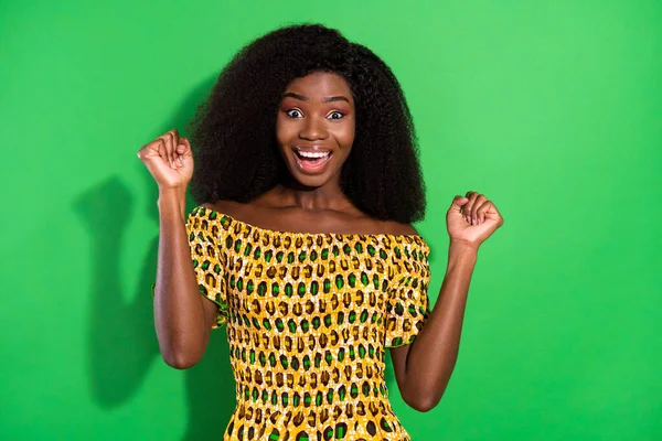 Foto de jovens felizes animado alegre louco menina africana levantar punhos no sucesso vitória isolado no fundo de cor verde — Fotografia de Stock