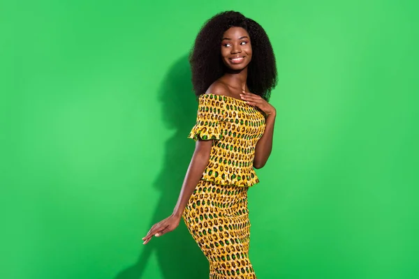 Zdjęcie młodej oszałamiającej pięknej uśmiechniętej afro kobieta wygląd copyspace marzy izolowane na zielonym tle koloru — Zdjęcie stockowe